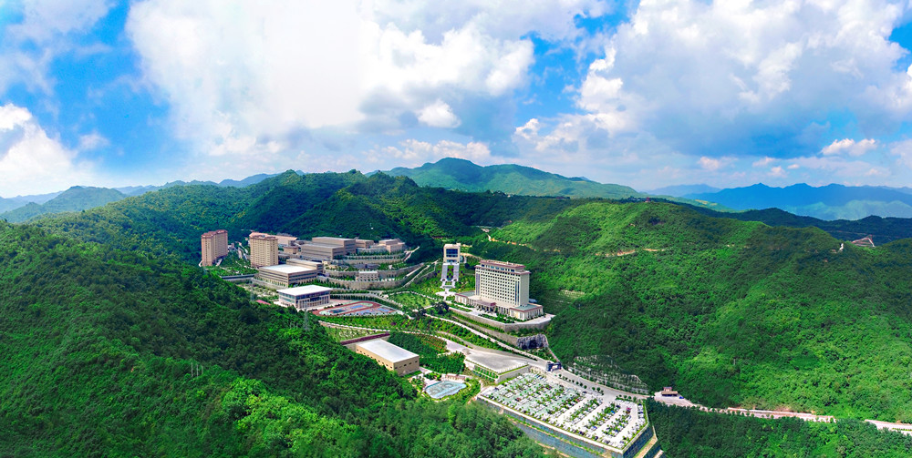 202206251656147280537725.jpg 圖1:綠樹掩映中的金徽礦業股份有限公司_副本.jpg