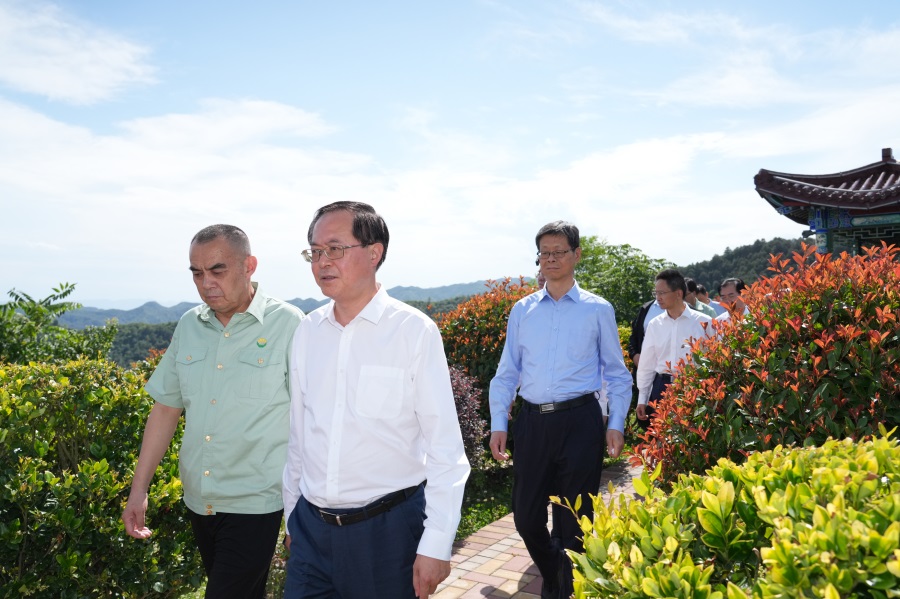 202406261719378976394979.jpg 2024.06.23全國政協(xié)常委、人口資源環(huán)境委員會主任車俊蒞臨金徽股份視察.jpg