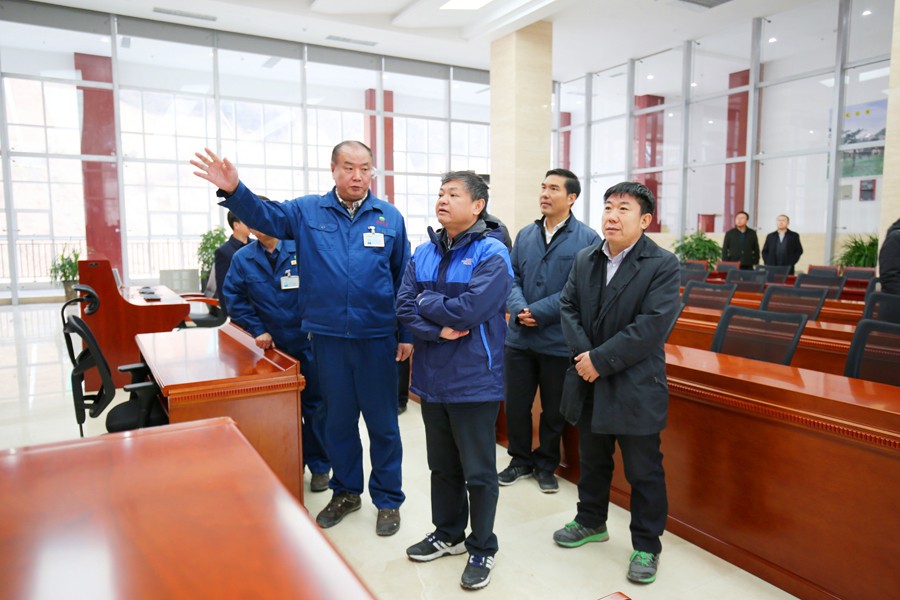 202406261719379056264156.jpg 9-2016年12月,生態(tài)環(huán)境部部長黃潤秋(時任環(huán)境保護部副部長)蒞臨金徽股份視察工作,對金徽股份 的環(huán)境保護工作給充分肯定。.jpg