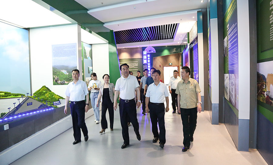 202406261719379776404198.jpg 14-2021年6月,時任省委常委、省委統(tǒng)戰(zhàn)部部長馬廷禮蒞臨金徽股份調(diào)研。.jpg