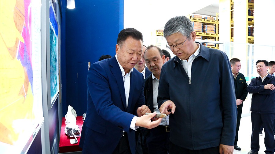 202406261719380118476231.jpg 33-2021年5月,隴南市委書記張珂兵蒞臨礦區(qū)調(diào)研尾礦庫治理及綠色礦山建設情況。.jpg