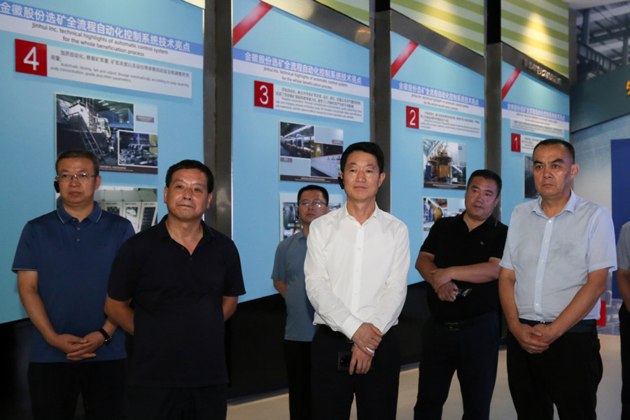 202406261719380219800170.jpg 35-2022年8月,時任省自然資源廳黨組書記、廳長丁巨勝到公司調(diào)研礦產(chǎn)資源勘查開發(fā)、綠色礦山建設等工作。.jpg