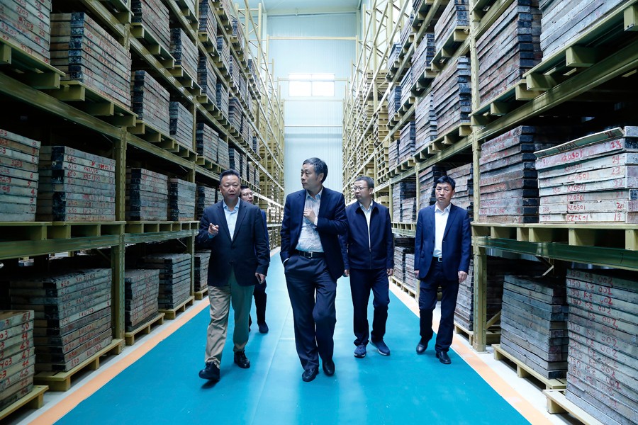 202406261719381940598144.jpg 55-2019年4月,全國綠色礦山建設標準解讀與經(jīng)驗交流研討會——綠色礦業(yè)發(fā)展萬里行(隴南站)活動在金徽股份舉辦。中國礦業(yè)聯(lián)合會黨委書記、會長彭齊鳴出席主持會議,并就金徽股份的綠色礦山建設情況進行調(diào)研。.jpg