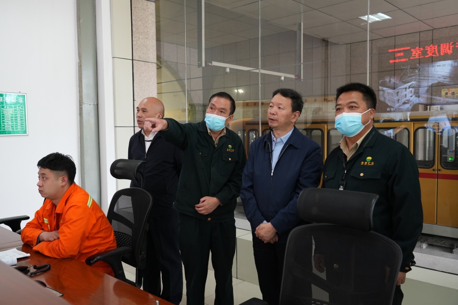 202406261719384242564261.jpg 46.2022年5月,省工信廳副廳長程學欽蒞臨金徽股份調(diào)研綠色礦山建設工作.jpg