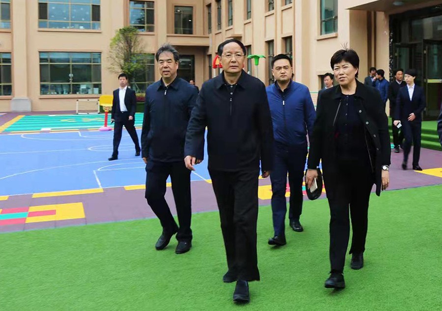 202505191747662993165609.jpg 5.2018年4月,時任省政協(xié)主席、黨組書記歐陽堅蒞臨金徽企業(yè)視察-900.jpg